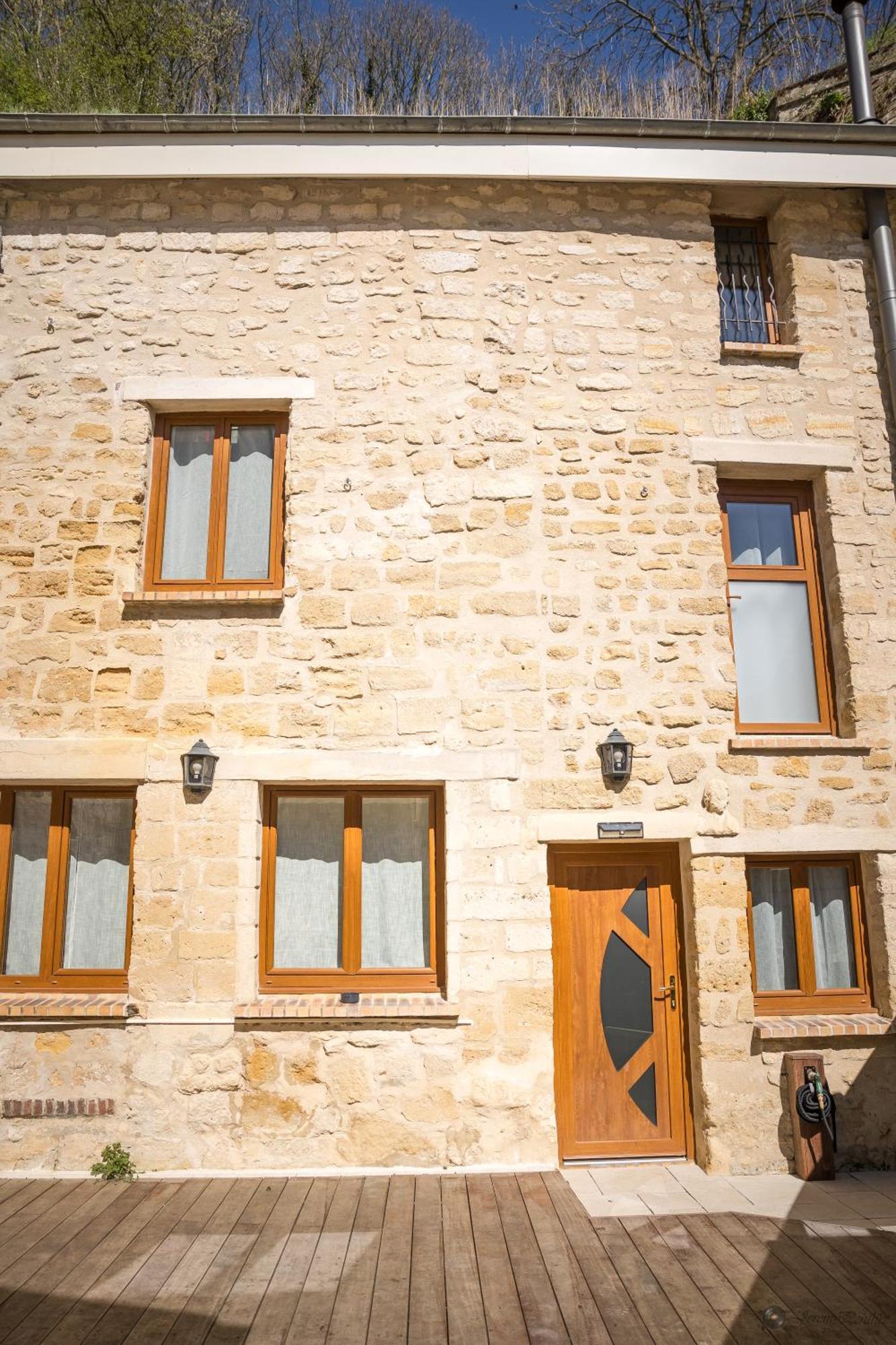 Апартаменты Chez Millouz - Triplex Semi-Troglodyte Понтуаз Экстерьер фото